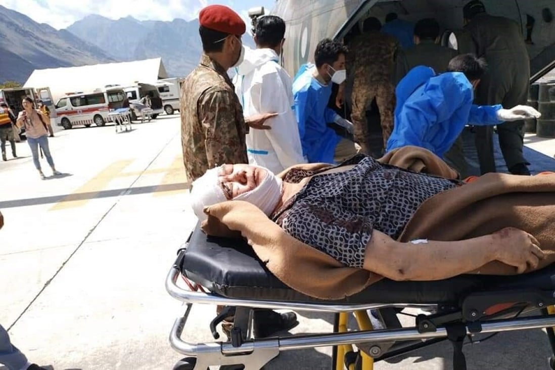Pakistani rescuers attend to people injured in a suspected suicide bomb attack on a bus carrying Chinese engineers to the Dasu Dam in Kohistan. Photo: EPA