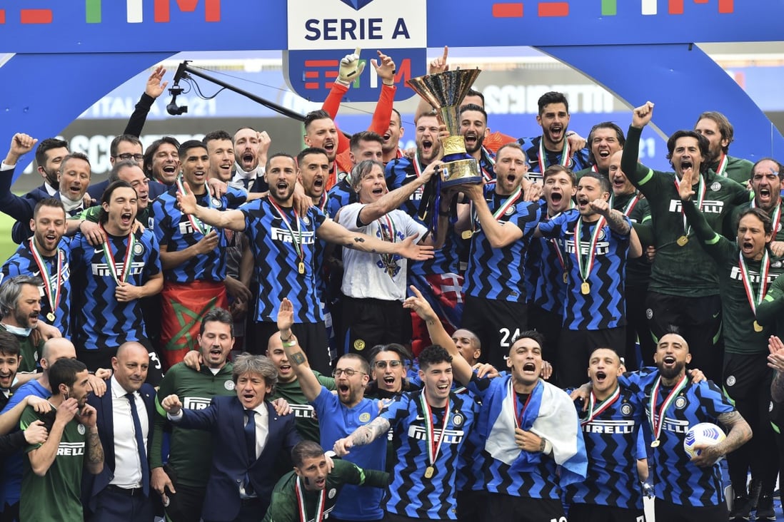 Inter Milan players and staff celebrate with the Serie A trophy after playing Udinese in May 2021. Photo: Xinhua