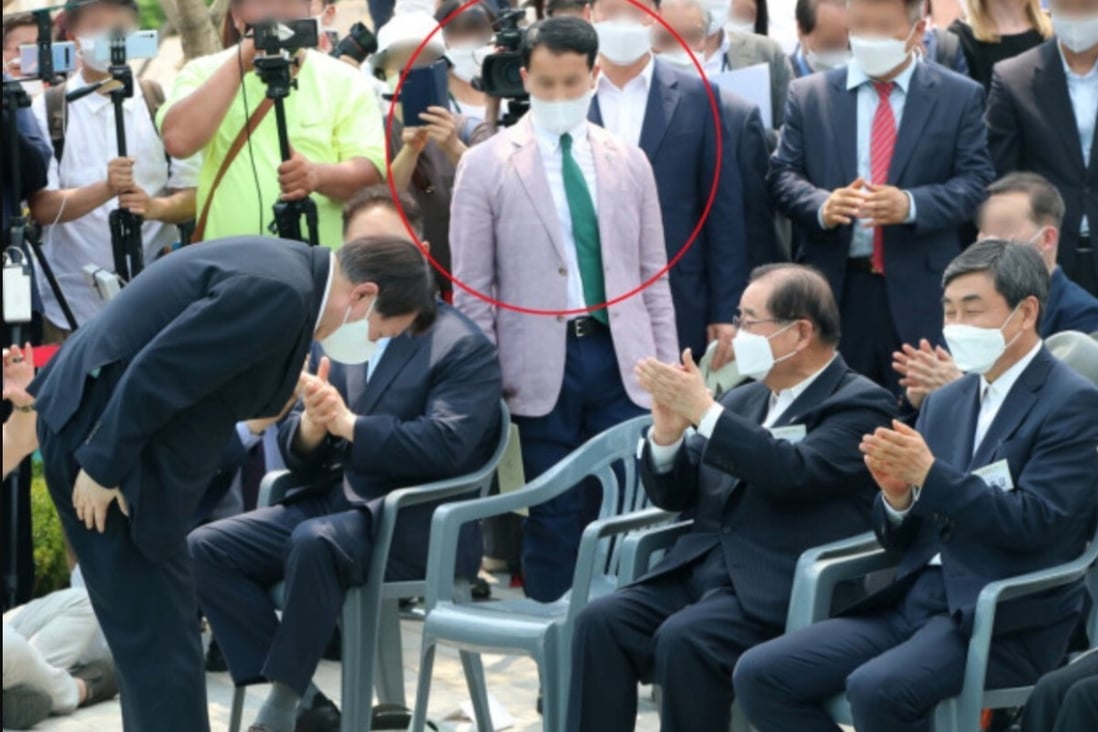 Video footage shows the anal acupuncturist Lee Byeong-hwan, circled, at Yoon’s first campaign outing in June.