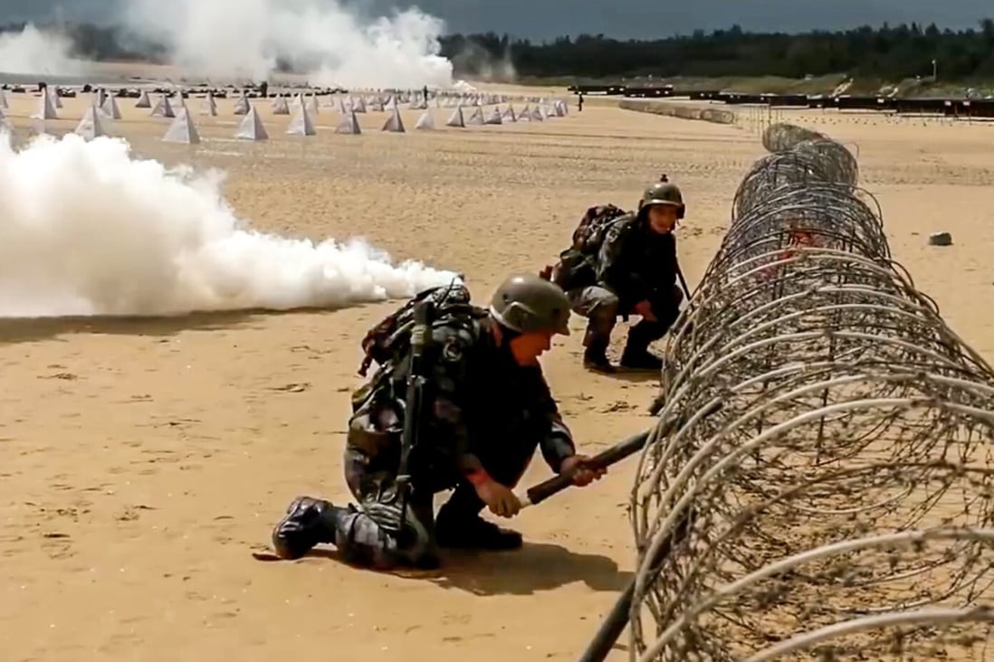 Military nurses are undergoing training to prepare them for an island landing combat situation. Photo: PLA Daily