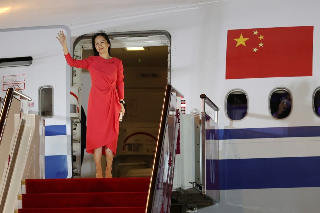 Huawei Technologies Co chief financial officer Meng Wanzhou waves as she steps out of a charter plane at Shenzhen Baoan International Airport on September 25, 2021. Photo: Xinhua