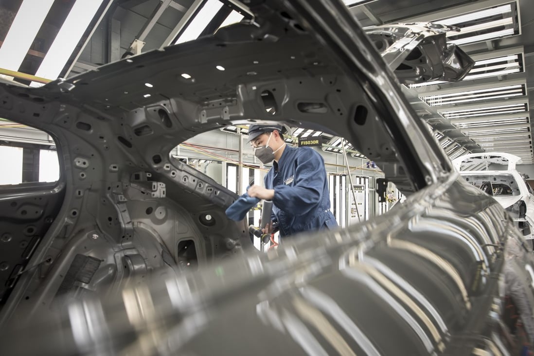 A worker assembling Geely’s Lynk 05 crossover sport utility vehicle (SUV) in the Zhejiang provincial city of Ningbo on April 28, 2020. Photo: Bloomberg.