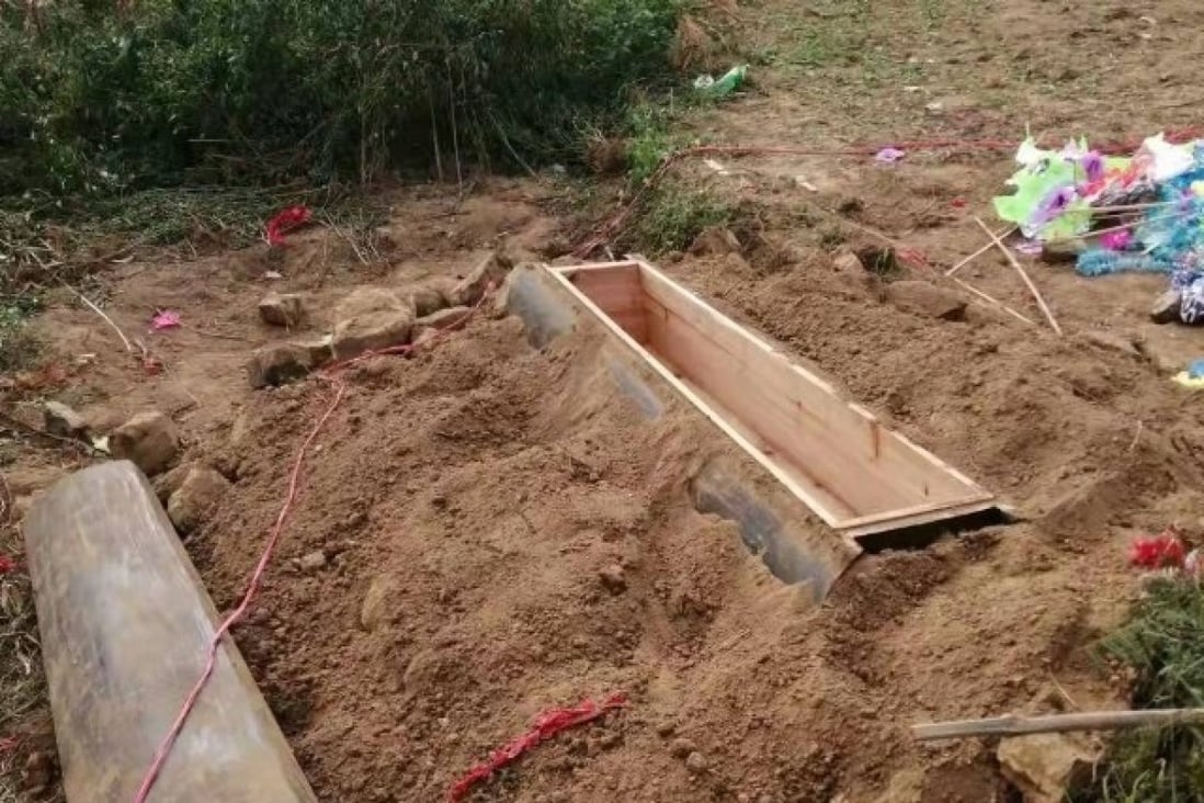 Guizhou authorities dig up the body of an elderly woman and cremated it after her son gave her a traditional burial. Photo: ccwb.cn