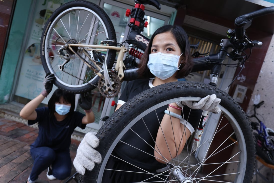 Ke Hui-min (right) is one of 30 mums undergoing bike maintenance training at a social enterprise. Photo: May Tse