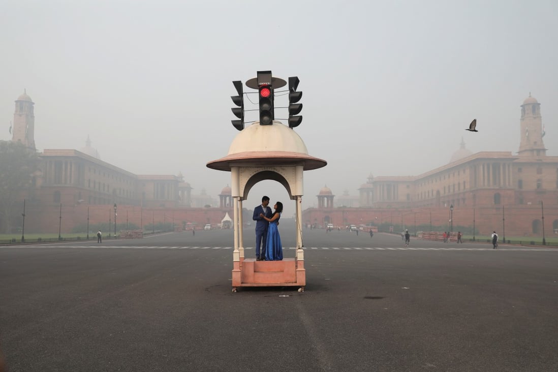 A couple poses during a pre-wedding photo shoot near India's Presidential Palace in New Delhi, which is shrouded in smog after Diwali. Photo: Reuters