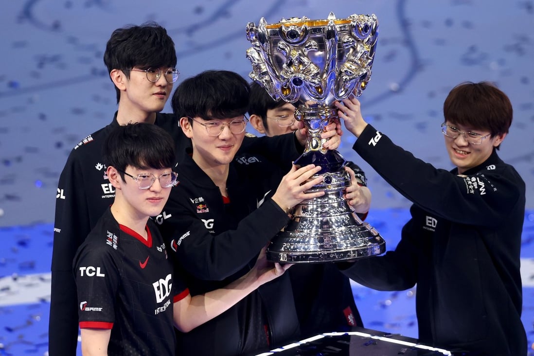 Edward Gaming celebrates with on stage after winning the League of Legends World Championship Finals on November 6, 2021 in Reykjavik, Iceland. Photo: Riot Games