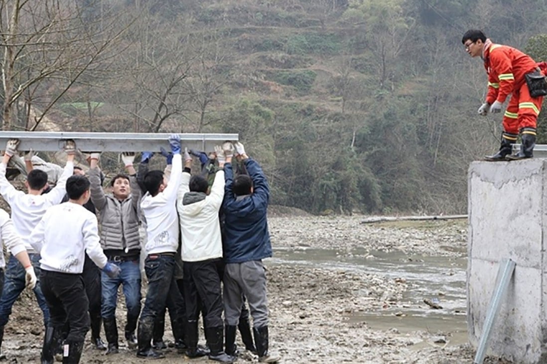 Students volunteering with the Wu Zhi Qiao Charitable Foundation build a bridge in Fengshan village, located in a mountainous area of Chongqing. Photo: Weibo