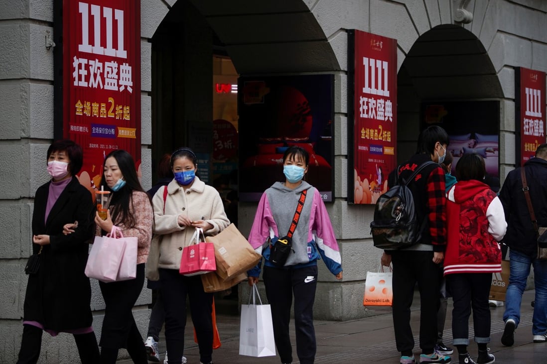 People walk along at a main shopping area during the Alibaba's Singles' Day shopping festival in Shanghai, China November 11, 2021. Photo: Reuters