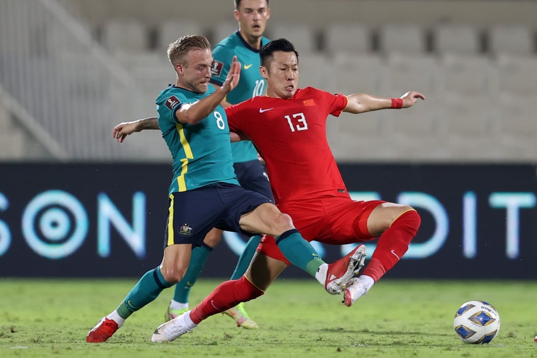 Midfielder Xu Xin and James Jeggo of Australia tussles for the ball during the group B match of the 2022 World Cup Asian qualifiers in Sharjah, the United Arab Emirates. Photo: Xinhua