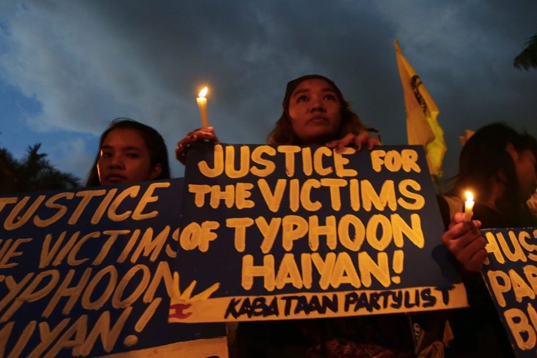Filipino students hold a candle light vigil for the victims of typhoon Haiyan in Manila. Photo: EPA