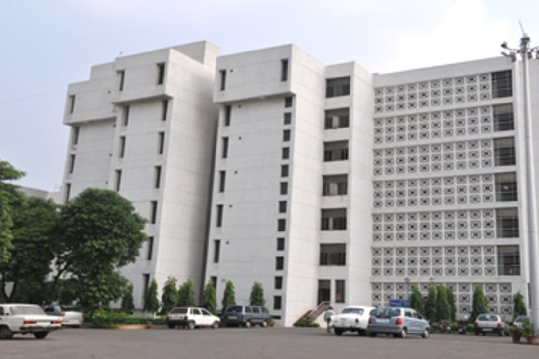 gang-shooting-in-new-delhi-courtroom-kills-policeman-south-china