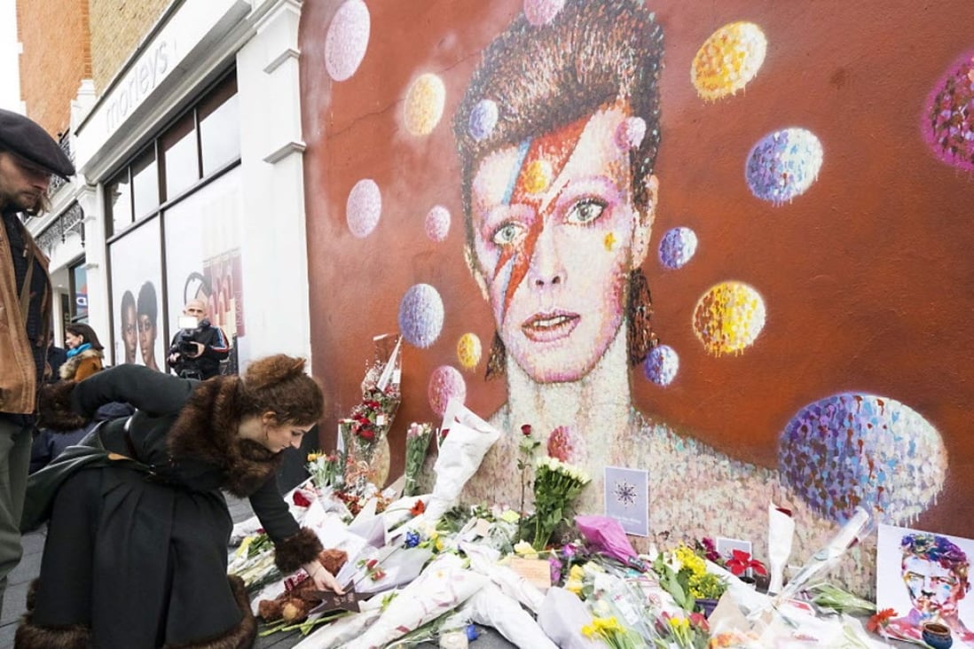 Fans pay their respects with flowers and messages at a David Bowie mural in Brixton, South London, Britain. Photo: Xinhua