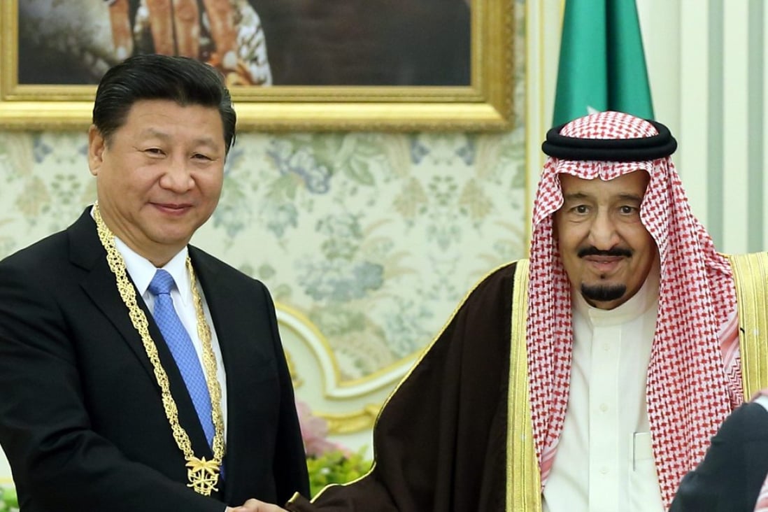 (160119) -- RIYADH, Jan. 19, 2016 (Xinhua) -- Chinese President Xi Jinping (L) is awarded with Abdulaziz Medal by Saudi King Salman bin Abdulaziz Al Saud after their talks in Riyadh, Saudi Arabia, Jan. 19, 2016. Xi arrived here on Tuesday for a state visit to Saudi Arabia, the first stop of his three-nation tour of the Middle East. (Xinhua/Ju Peng)(wjq)