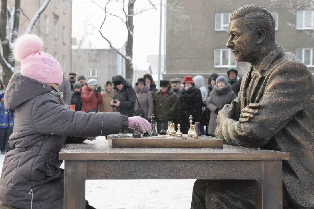Bronze statue of Estonian chess player Paul Keres in Narva, Estonia. Photo: Xinhua