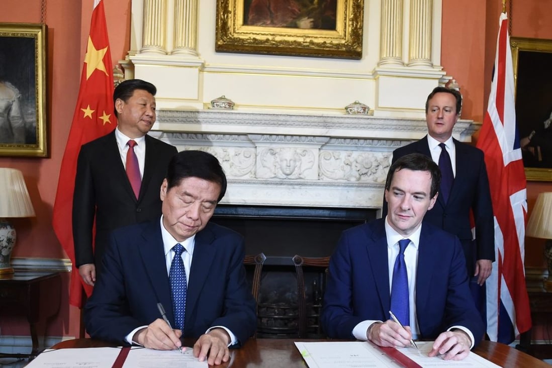 Chinese President Xi Jinping and British Prime Minister David Cameron watch on as China’s customs minister Yu Guangzhou and British Chancellor George Osborne sign a trade deal. Photo: EPA