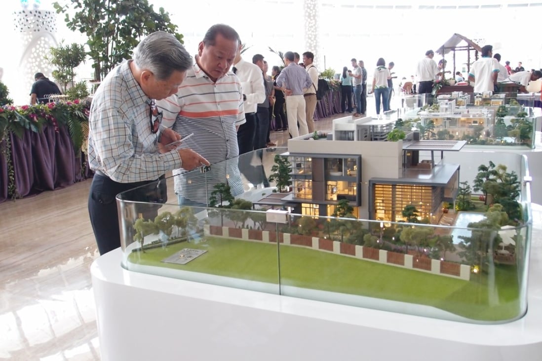People look at a model of a Forest City flat. Photo: Summer Zhen
