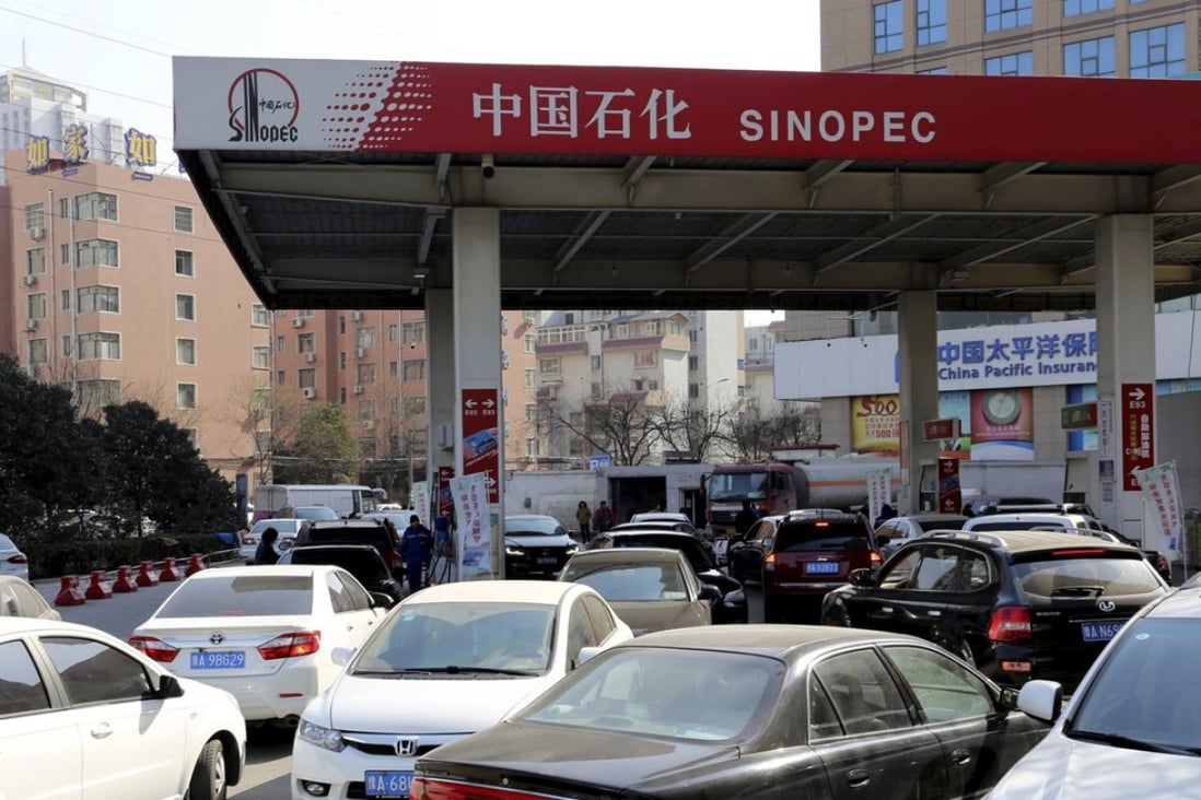 Drivers queue up to fill their tanks at a Sinopec petrol station in Zhengzhou, Henan province. Photo: Reuters