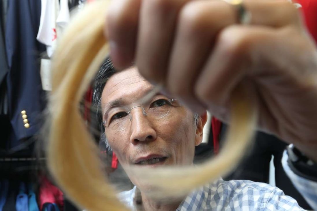 Edwin Keh shows off the fibre made from food waste. Photo: K. Y. Cheng