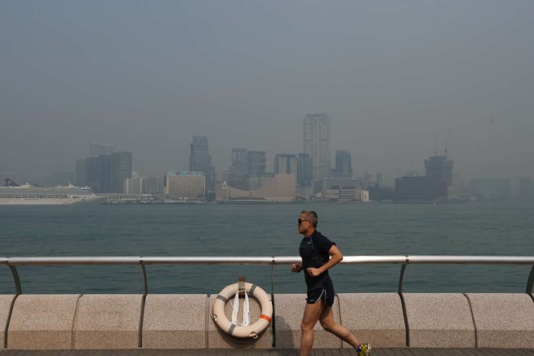 A man runs along the Central and Western District Promenade on Hong Kong Island during a polluted day in January last year. Photo: SCMP Picture