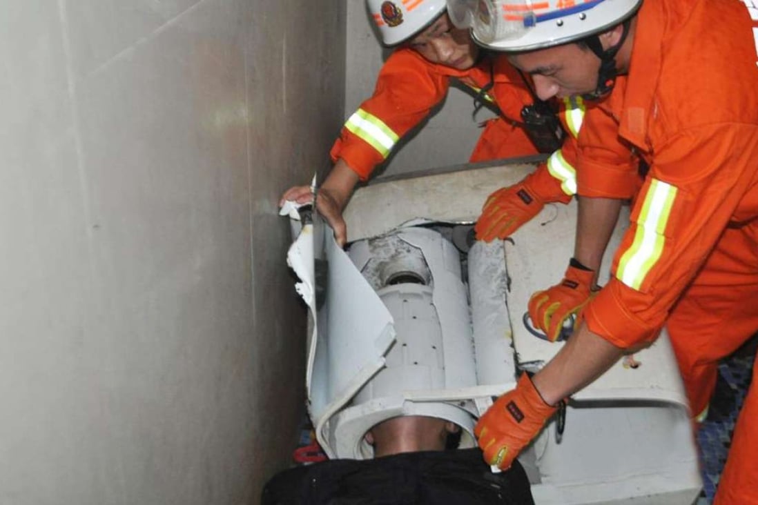 Firefighters work to free the man in Fujian province. Photo: Inews.qq.com