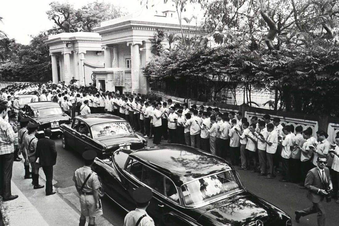 Scores of white-shirted leftists from the Hong Kong and Kowloon Committee for Anti-Hong Kong British Persecution Struggle recite quotations from Chairman Mao Zedong outside Government House. Photo: SCMP Pictures