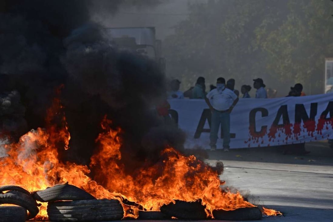 Protesters holding a banner that reads "No to the canal" burn tyres in Rivas, Nicaragua, in December 2014. Photo: AFP