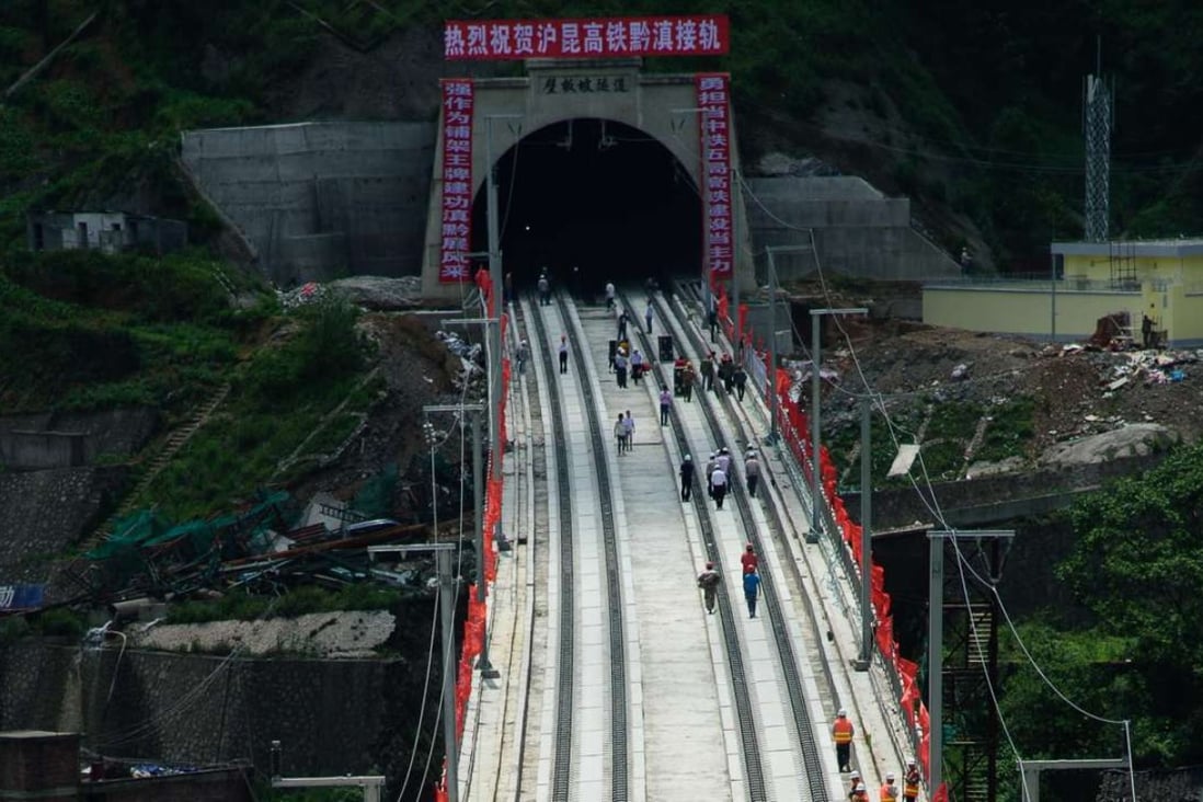 60531) -- GUIYANG, May 31, 2016 (Xinhua) -- Infrastructure projects are at the heart of China’s one belt, one road initiative spanning more than 60 countries. Photo:Xinhua Workers lay the last part of rails connecting western part of Guizhou section and Yunnan section of Shanghai-Kunming high-speed railway line, southwest China's Guizhou Province, May 31, 2016. The whole Shanghai-Kunming passenger railway line is scheduled to be put into operation at the end of 2016. (Xinhua/Liu Xu) (zkr)