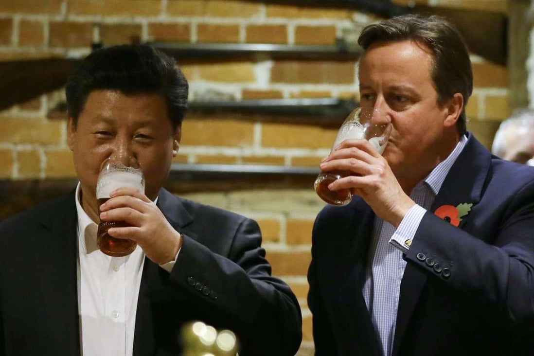 President Xi Jinping and British Prime Minister David Cameron drink pints of beer at a pub near Chequers, northwest of London, in October. Photo: AFP