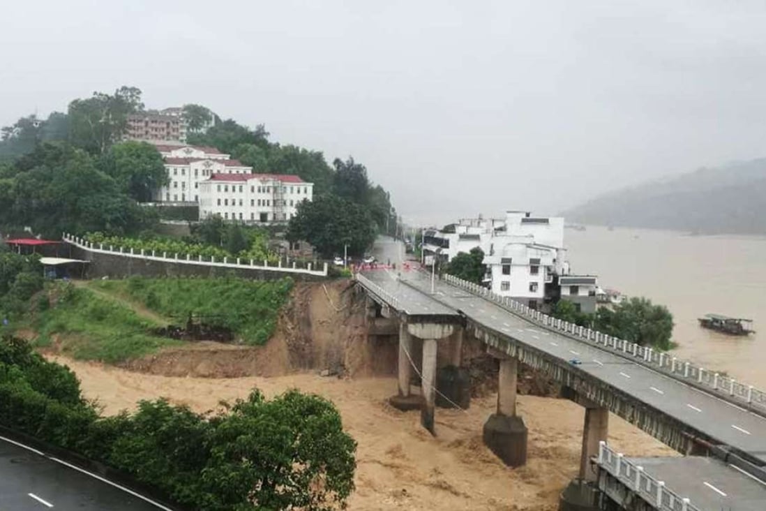 A bridge collapsed in Fujian province after the arrival of Typhoon Nepartak from Taiwan. Photo: Weibo