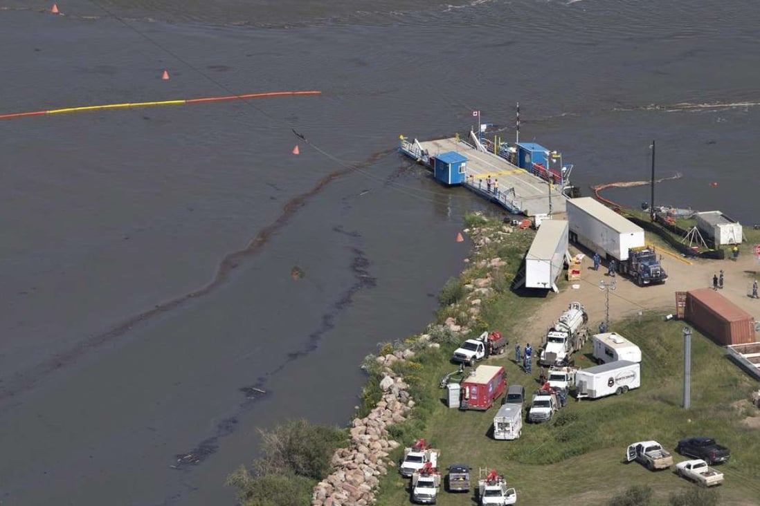 Crews work to clean up an oil spill on the North Saskatchewan river near Maidstone, Saskatchewan on Friday. Photo: AP
