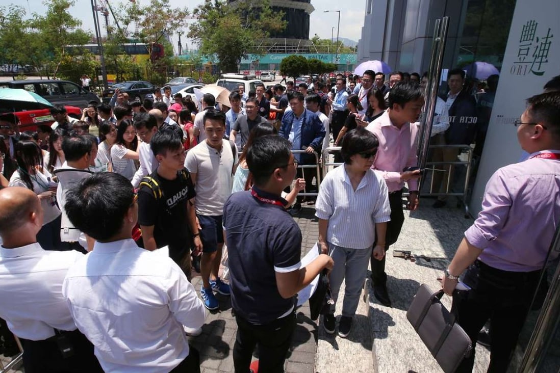 Hopeful buyers line up at the Ori sales office in Tsim Sha Tsui. Photo: Edward Wong