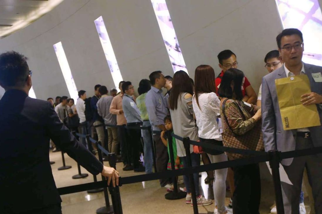 Potential buyers queue up at the IFC mall in Central for Sun Hung Kai’s launch of its Lime Gala apartments in Shau Kei Wan. Photo: SCMP