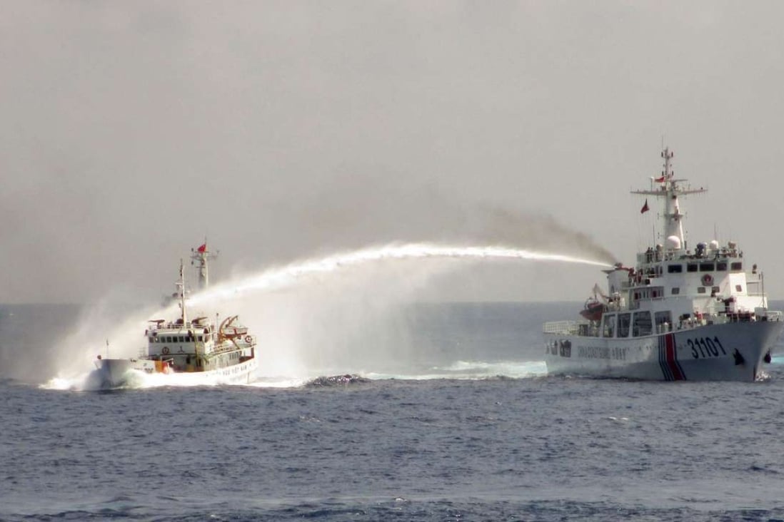 A Chinese coastguard ship (right) uses a water cannon on a Vietnamese ship in the disputed waters in the South China Sea on May 2, 2014. Photo: AFP