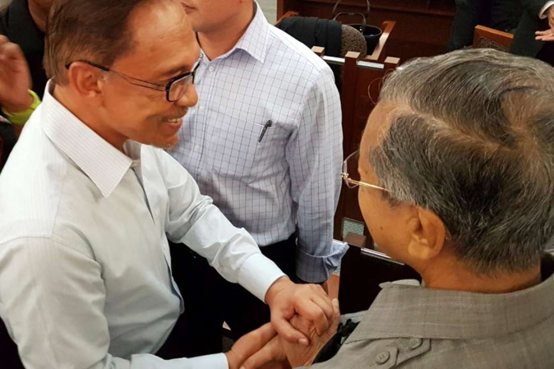 Malaysia's former prime minister Mahathir Mohamad (R) meets with jailed opposition leader Anwar Ibrahim in a high court in Kuala Lumpur September 5, 2016. Najwan Halimi/Handout via REUTERS FOR EDITORIAL USE ONLY. NO RESALES. NO ARCHIVES. MANDATORY CREDIT THIS PICTURE WAS PROCESSED BY REUTERS TO ENHANCE QUALITY. AN UNPROCESSED VERSION HAS BEEN PROVIDED SEPARATELY TPX IMAGES OF THE DAY