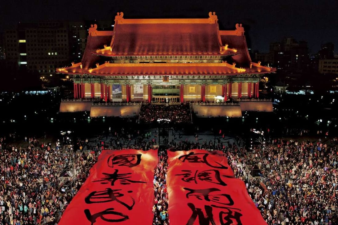 An outdoor performance at the National Theatre outdoor plaza in Taipei. Banners read “May there be timely winds and rains yielding abundant harvests. May the country prosper and its people live in peace.” Photo: Cloud Gate Dance Theatre of Taiwan