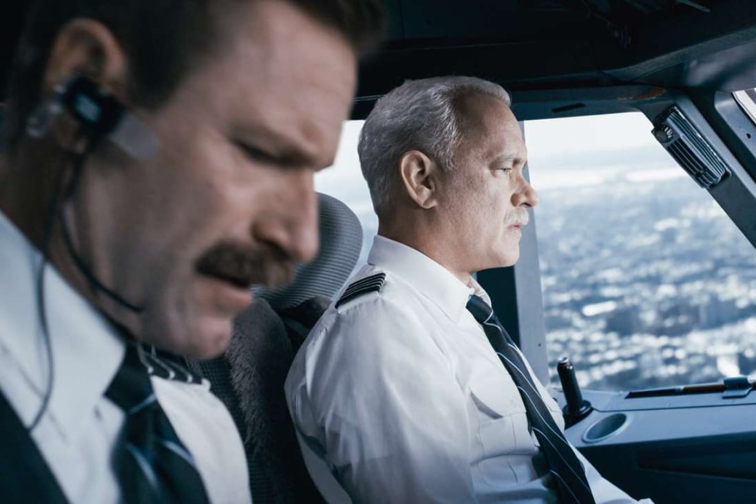Tom Hanks as Chesley ‘Sully’ Sullenberger and Aaron Eckhart as Jeff Skiles in Sully (category: IIA), directed by Clint Eastwood.