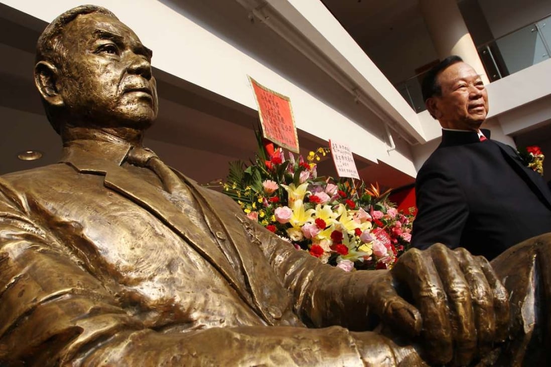Lau Wong-fat at the inauguration ceremony of a statue in his honour at the Heung Yee Kuk headquarters in 2011. Photo: David Wong