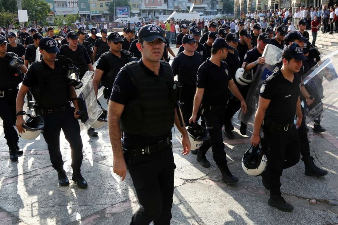 Turkish riot police in the southeastern city of Diyarbakir. Photo: Reuters