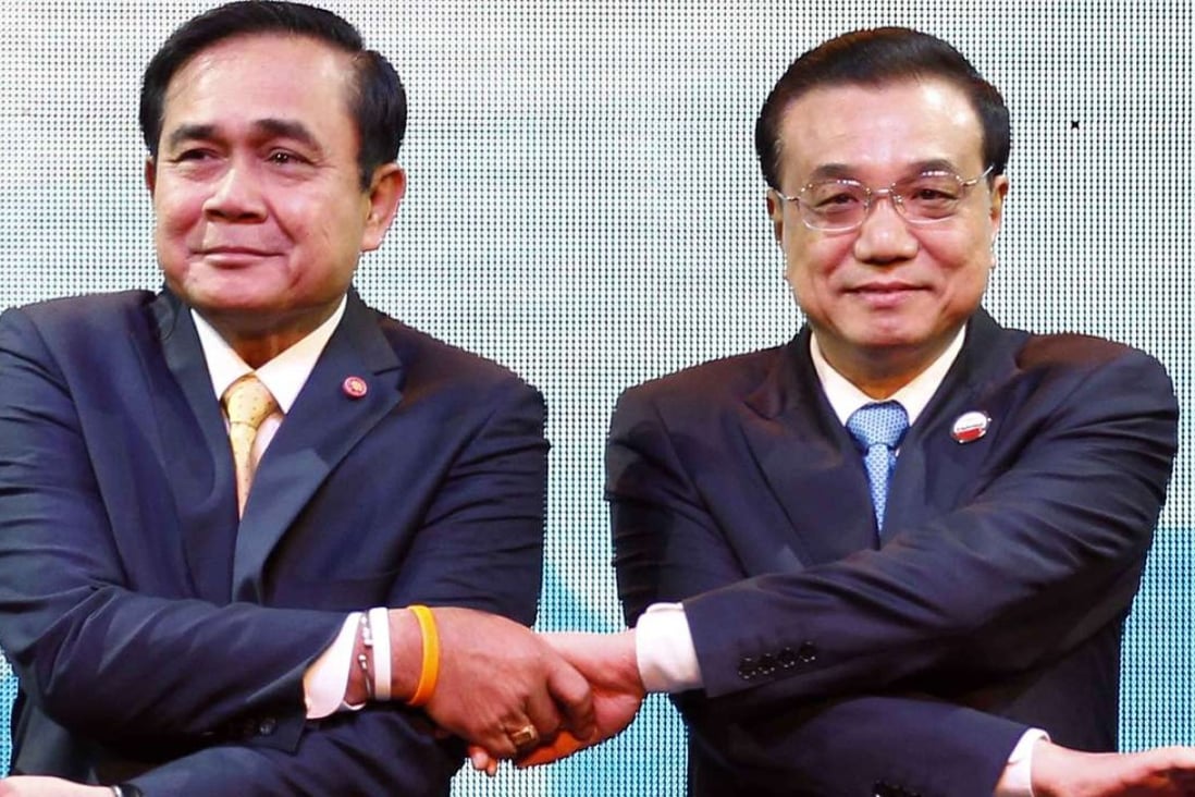 Thai Prime Minister Prayuth Chan-ocha (left) and Premier Li Keqiang at a Mekong summit meeting in Bangkok in December 2014. Photo: Reuters