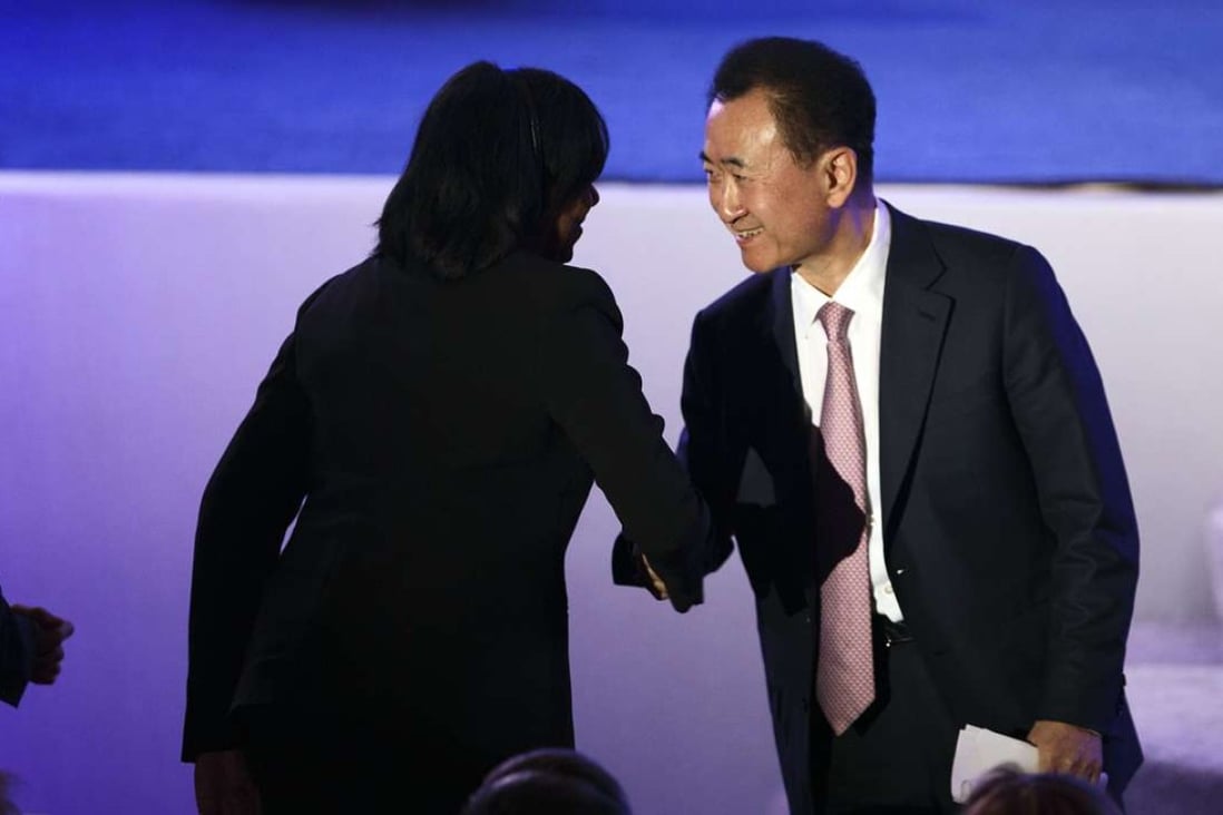 Billionaire Wang Jianlin, chairman Dalian Wanda Group Co. shakes hands with Cheryl Boone Isaacs, president of the Academy of Motion Picture Arts and Sciences in Los Angeles on October 17, 2016. Photo: Bloomberg
