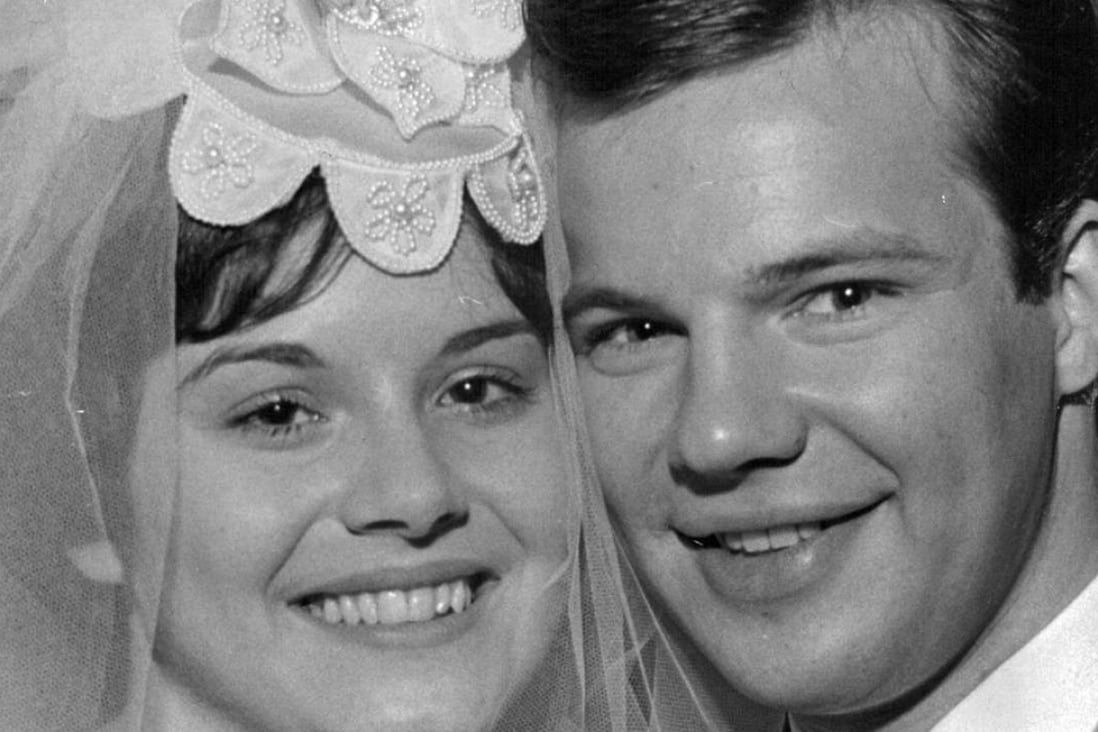 Bobby and Karen Vee smile and pose for photographer on December 28, 1963. Photo: Minneapolis Star Tribune/TNS