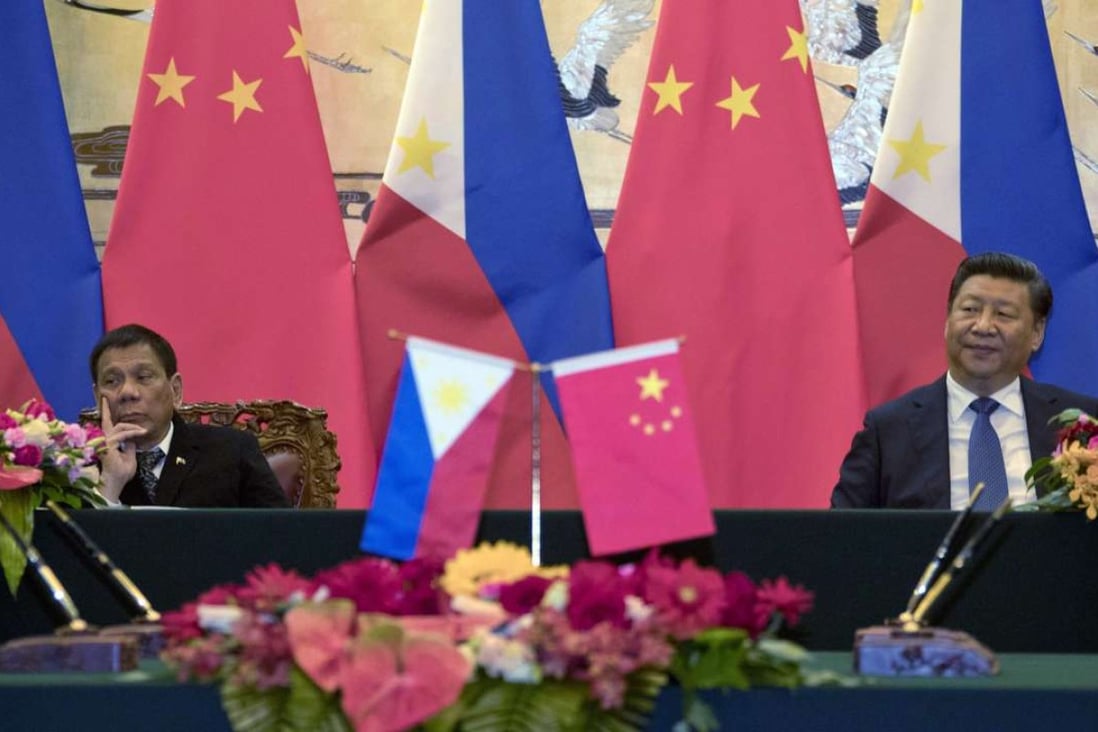 Visiting Philippine President Rodrigo Duterte and President Xi Jinping attend a signing ceremony in Beijing. Photo: AP