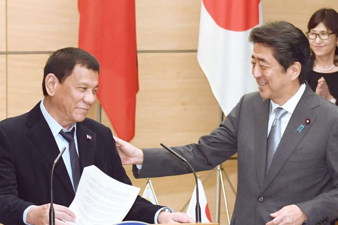 Japanese Prime Minister Shinzo Abe (right) thanks Philippine President Rodrigo Duterte after the end of a joint news conferencein Tokyo onWednesday. Photo: Kyodo