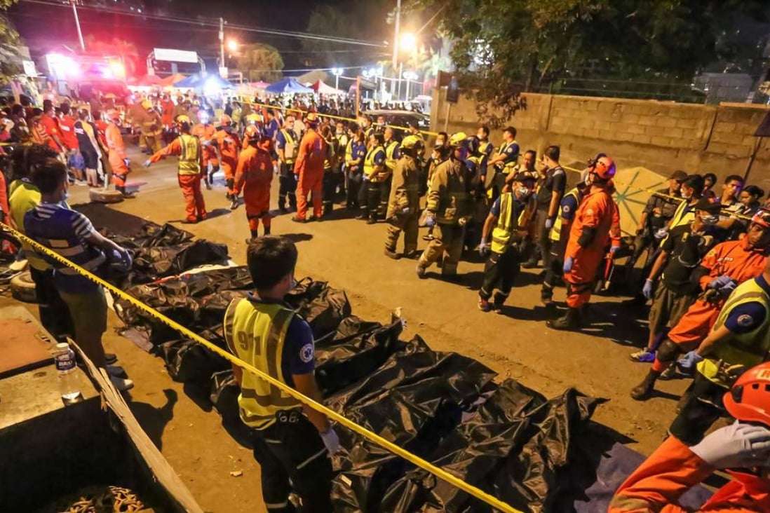 Rescue workers gather the bodies of victims of an explosion at a night market in Davao City in the Philippines on September 3, 2016. The Abu Sayyaf group claimed responsibility for the deadly blast. Photo: AFP