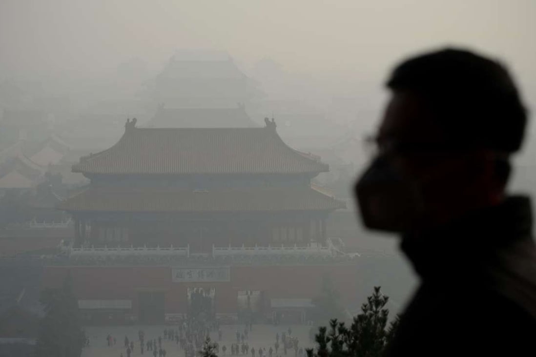 A man wears a face mask as he visits a park near the Forbidden City during heavy smog in Beijing on November 4. Photo: AFP