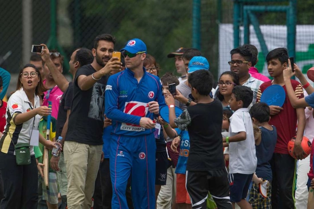 Fans take selfies with Michael Clarke, who was the star attraction of the 2016 Hong Kong T20 Blitz. Photo: AFP