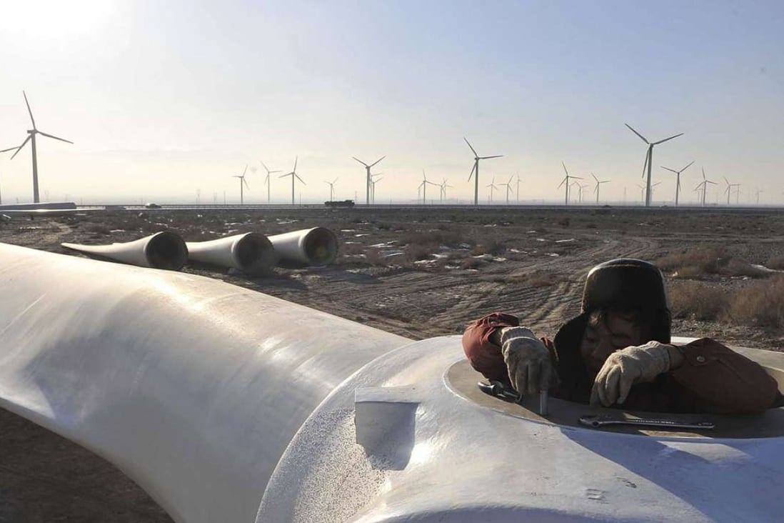 A worker installs a wind turbine produced by Goldwind at the Dabancheng Wind Farm in northwest China's Xinjiang region. . Photo: AP
