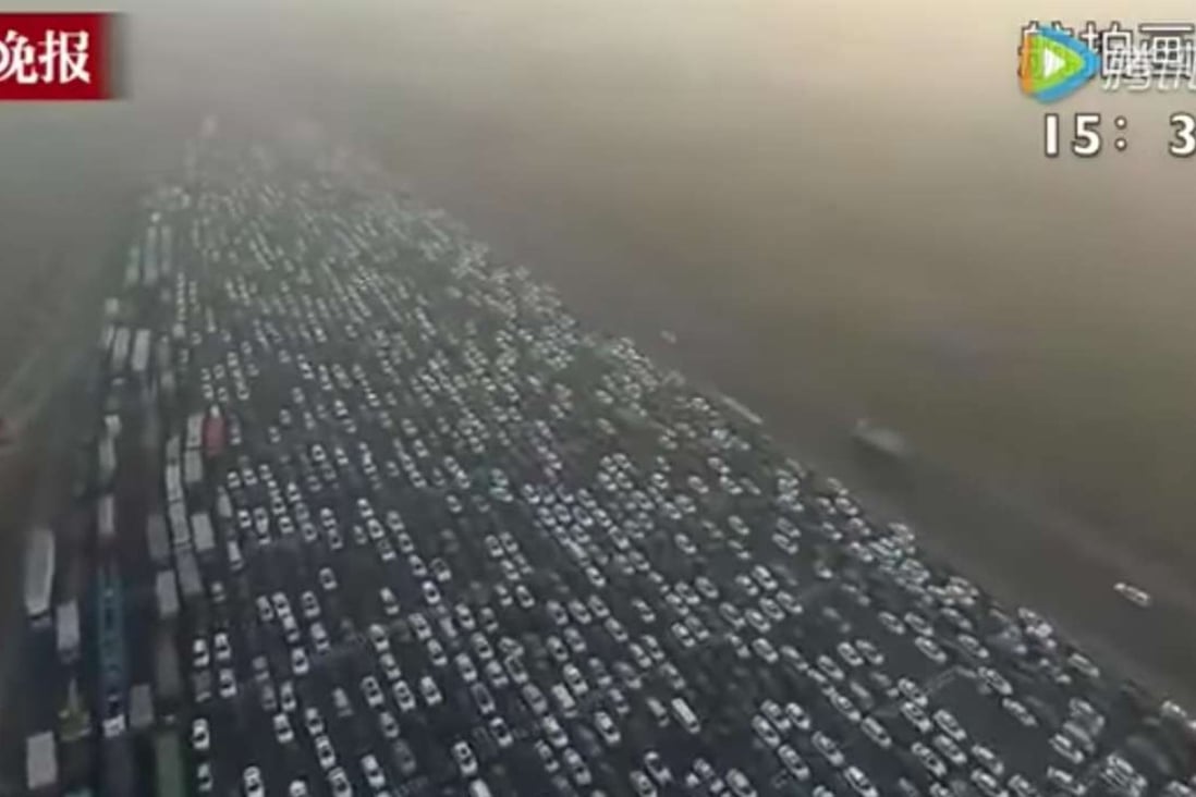 A screen grab from drone footage of a fog-shrouded traffic jam in Beijing on Monday night at the end of the New Year holiday. Photo: YouTube