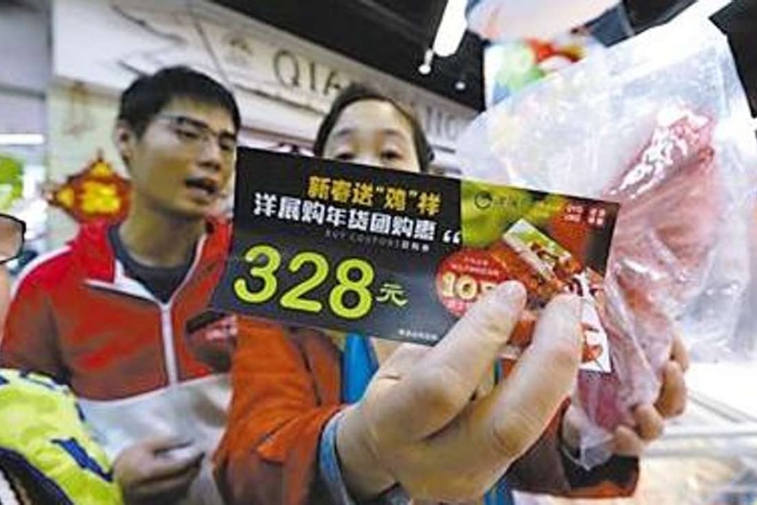 Thanks to the local dialect, shoppers at a Chongqing supermarket got the bargain of a lifetime - 10 US lobsters for the price of four already discounted ones. Photo: China.news.com