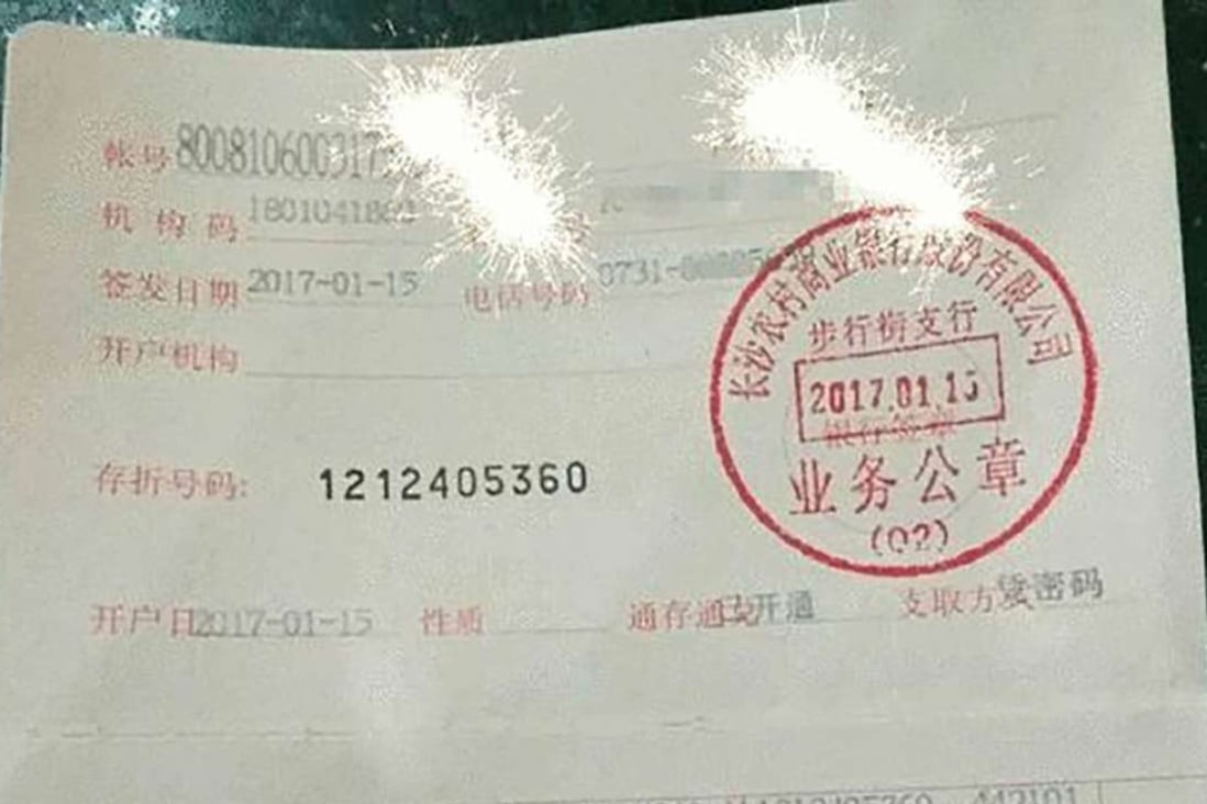 Details of the transactions on a bank slip. Photo: Sohu.com